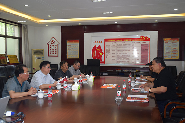 臨汾市市場(chǎng)監(jiān)督管理局局長(zhǎng)、非公企業(yè)黨委書記張東紅<br>在科海集團(tuán)調(diào)研非公黨建工作